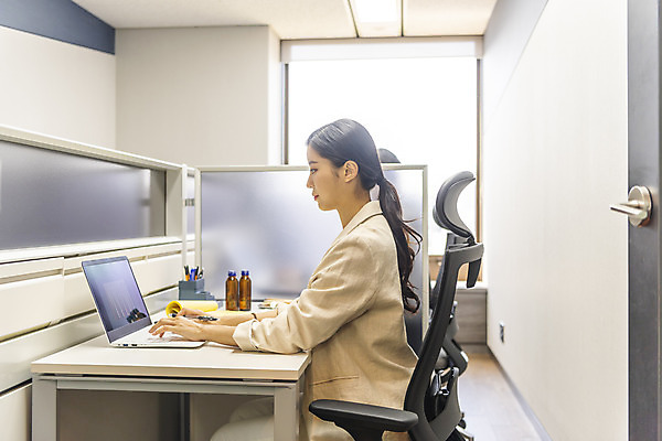 포토 JPG 여자 남자 비즈니스 실내 앉기 상반신 20대 성인 두명 옆모습 30대 노트북 사무실 한국인 업무 비즈니스맨 비즈니스우먼 집중 열정 워커홀릭 성인만 국내포토 감정 뷰포인트 컨셉 모션 사람 동양인 청년 내부 장년 전자제품 작업 직장인 파일형식