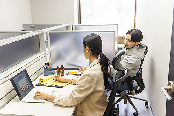 포토 JPG 여자 남자 비즈니스 회의 그래프 실내 대화 앉기 상반신 20대 성인 두명 옆모습 30대 노트북 사무실 한국인 기록 업무 비즈니스맨 비즈니스우먼 집중 열정 의견 워커홀릭 성인만 국내포토 감정 뷰포인트 컨셉 모션 말하기 사람 동양인 청년 내부 장년 전자제품 작업 직장인 파일형식