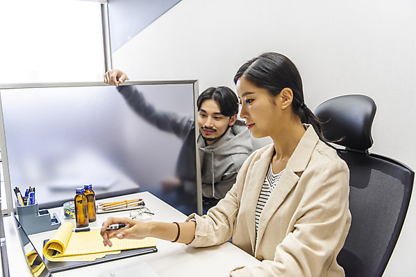포토 JPG 응시 여자 남자 비즈니스 회의 실내 대화 앉기 상반신 20대 성인 두명 옆모습 30대 노트북 사무실 한국인 기록 업무 비즈니스맨 비즈니스우먼 집중 열정 의견 워커홀릭 성인만 국내포토 시선 감정 뷰포인트 컨셉 모션 말하기 사람 동양인 청년 내부 장년 전자제품 작업 직장인 파일형식