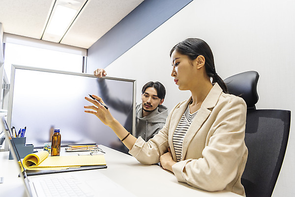 포토 JPG 응시 여자 남자 비즈니스 회의 실내 대화 앉기 상반신 20대 성인 두명 옆모습 30대 노트북 사무실 한국인 기록 업무 비즈니스맨 비즈니스우먼 집중 열정 의견 워커홀릭 성인만 국내포토 시선 감정 뷰포인트 컨셉 모션 말하기 사람 동양인 청년 내부 장년 전자제품 작업 직장인 파일형식