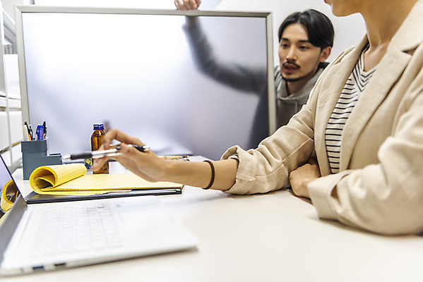 포토 JPG 응시 여자 남자 비즈니스 회의 실내 대화 앉기 상반신 20대 성인 두명 옆모습 30대 노트북 사무실 한국인 기록 업무 비즈니스맨 비즈니스우먼 집중 열정 의견 워커홀릭 성인만 국내포토 시선 감정 뷰포인트 컨셉 모션 말하기 사람 동양인 청년 내부 장년 전자제품 작업 직장인 파일형식