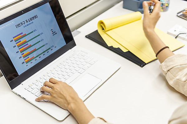 포토 JPG 여자 남자 비즈니스 실내 앉기 근접촬영 20대 성인 두명 30대 노트북 사무실 한국인 업무 비즈니스맨 비즈니스우먼 열정 워커홀릭 성인만 국내포토 감정 뷰포인트 모션 사람 동양인 청년 내부 장년 전자제품 작업 직장인 파일형식