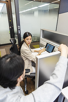 포토 JPG 여자 남자 비즈니스 회의 실내 대화 앉기 상반신 20대 성인 두명 옆모습 30대 노트북 사무실 한국인 업무 비즈니스맨 비즈니스우먼 열정 의견 워커홀릭 성인만 국내포토 감정 뷰포인트 모션 말하기 사람 동양인 청년 내부 장년 전자제품 작업 직장인 파일형식