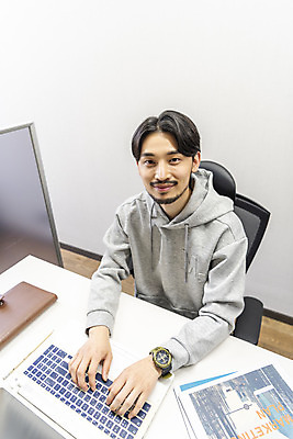 포토 JPG 남자 비즈니스 실내 한명 미소 앉기 상반신 성인 앞모습 30대 노트북 하이앵글 사무실 한국인 올려보기 업무 열정 성인남자한명만 국내포토 1 감정 뷰포인트 모션 표정 사람 동양인 내부 장년 전자제품 작업 남자한명만 성인남자만 파일형식