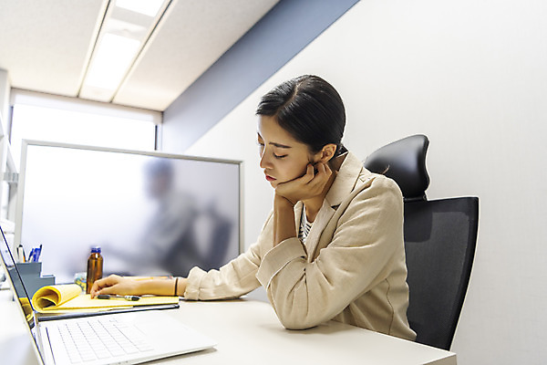 포토 JPG 여자 남자 비즈니스 실내 앉기 상반신 20대 성인 두명 옆모습 30대 사무실 한국인 업무 비즈니스맨 비즈니스우먼 졸음 열정 매너 성인만 국내포토 감정 뷰포인트 모션 사람 동양인 청년 내부 장년 예절 작업 직장인 파일형식