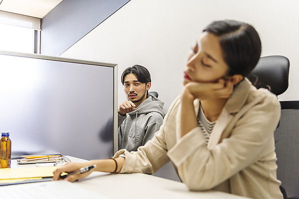 포토 JPG 여자 남자 비즈니스 실내 앉기 상반신 20대 성인 두명 옆모습 30대 사무실 한국인 업무 비즈니스맨 비즈니스우먼 졸음 열정 매너 성인만 국내포토 감정 뷰포인트 모션 사람 동양인 청년 내부 장년 예절 작업 직장인 파일형식