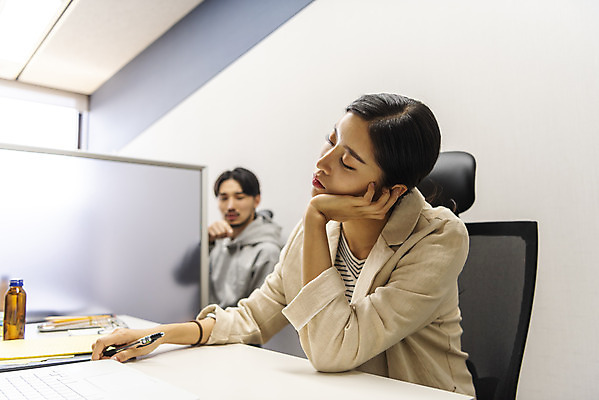 포토 JPG 응시 여자 남자 비즈니스 실내 앉기 상반신 20대 성인 두명 옆모습 30대 사무실 한국인 업무 비즈니스맨 비즈니스우먼 졸음 열정 매너 성인만 국내포토 시선 감정 뷰포인트 모션 사람 동양인 청년 내부 장년 예절 작업 직장인 파일형식