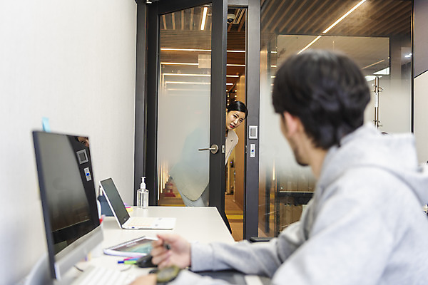 포토 JPG 응시 여자 남자 비즈니스 실내 서기 앉기 상반신 20대 성인 두명 옆모습 30대 노트북 컴퓨터 사무실 한국인 업무 비즈니스맨 비즈니스우먼 지각 열정 매너 성인만 국내포토 시선 감정 뷰포인트 모션 사람 동양인 청년 내부 장년 전자제품 예절 작업 직장인 파일형식