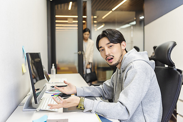 포토 JPG 여자 남자 비즈니스 실내 앉기 상반신 20대 성인 두명 앞모습 옆모습 30대 사무실 한국인 업무 비즈니스맨 비즈니스우먼 지각 열정 매너 성인만 국내포토 감정 뷰포인트 모션 사람 동양인 청년 내부 장년 예절 작업 직장인 파일형식