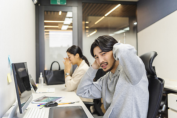 포토 JPG 여자 남자 비즈니스 실내 앉기 상반신 20대 성인 두명 옆모습 30대 사무실 한국인 짜증 업무 비즈니스맨 비즈니스우먼 잔소리 성인만 국내포토 감정 뷰포인트 모션 사람 동양인 청년 내부 장년 작업 직장인 파일형식