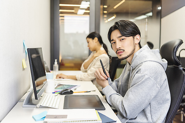 포토 JPG 여자 남자 비즈니스 스트레스 실내 앉기 상반신 20대 성인 두명 옆모습 30대 사무실 한국인 업무 비즈니스맨 비즈니스우먼 열정 손목터널증후군 어깨통증 성인만 손목통증 직업병 증후군 국내포토 감정 뷰포인트 모션 사람 동양인 청년 내부 장년 고통 작업 직장인 질병 파일형식