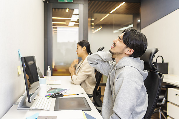 포토 JPG 여자 남자 비즈니스 스트레스 실내 앉기 상반신 20대 성인 두명 옆모습 30대 사무실 한국인 업무 비즈니스맨 비즈니스우먼 열정 손목터널증후군 어깨통증 성인만 손목통증 직업병 증후군 국내포토 감정 뷰포인트 모션 사람 동양인 청년 내부 장년 고통 작업 직장인 질병 파일형식