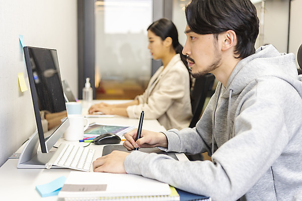 포토 JPG 응시 여자 남자 비즈니스 실내 앉기 상반신 20대 성인 두명 옆모습 30대 컴퓨터 태블릿 사무실 한국인 업무 비즈니스맨 비즈니스우먼 열정 워커홀릭 성인만 국내포토 시선 감정 뷰포인트 모션 사람 동양인 청년 내부 장년 전자제품 스마트기기 작업 직장인 파일형식