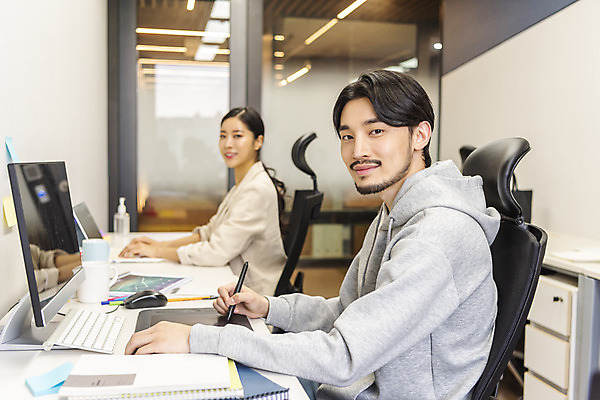 포토 JPG 응시 여자 남자 비즈니스 실내 미소 앉기 상반신 20대 성인 두명 옆모습 30대 컴퓨터 태블릿 사무실 한국인 업무 비즈니스맨 비즈니스우먼 열정 워커홀릭 성인만 국내포토 시선 감정 뷰포인트 모션 표정 사람 동양인 청년 내부 장년 전자제품 스마트기기 작업 직장인 파일형식