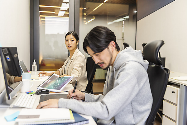 포토 JPG 여자 남자 비즈니스 실내 앉기 상반신 20대 성인 두명 옆모습 30대 사무실 한국인 업무 비즈니스맨 비즈니스우먼 열정 잔소리 눈치 성인만 국내포토 감정 뷰포인트 모션 사람 동양인 청년 내부 장년 작업 직장인 파일형식