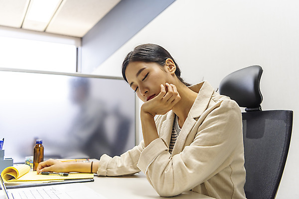포토 JPG 여자 남자 비즈니스 실내 앉기 상반신 20대 성인 두명 옆모습 30대 사무실 한국인 업무 비즈니스맨 비즈니스우먼 졸음 열정 매너 성인만 국내포토 감정 뷰포인트 모션 사람 동양인 청년 내부 장년 예절 작업 직장인 파일형식