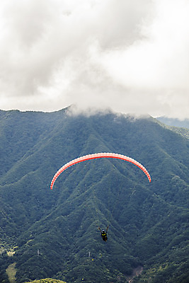 포토 JPG 주간 여행 산 한국 한명 풍경 야외 관광지 강원도 패러글라이딩 항공촬영 국내여행 영월 전경 별마로 국내포토 자연요소 1 아시아 스포츠 뷰포인트 사람 천문대 파일형식 탑뷰
