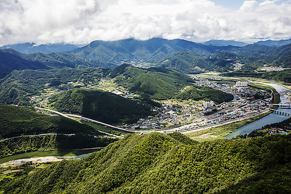 포토 JPG 주간 구름 여행 하늘 산 한국 풍경 사람없음 야외 관광지 강원도 패러글라이딩 항공촬영 국내여행 영월 동강 전경 별마로 국내포토 자연요소 아시아 스포츠 뷰포인트 강 천문대 파일형식 탑뷰