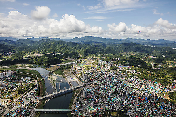 포토 JPG 주간 구름 여행 하늘 산 한국 풍경 사람없음 야외 관광지 강원도 패러글라이딩 항공촬영 국내여행 영월 동강 전경 별마로 국내포토 자연요소 아시아 스포츠 뷰포인트 강 천문대 파일형식 탑뷰