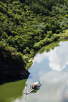 포토 JPG 주간 구름 여행 한국 풍경 사람없음 야외 관광지 강원도 국내여행 뗏목 영월 선박 한반도지형 선암마을 서강 국내포토 자연요소 아시아 교통수단 수상교통 배_교통 강 명승지 파일형식