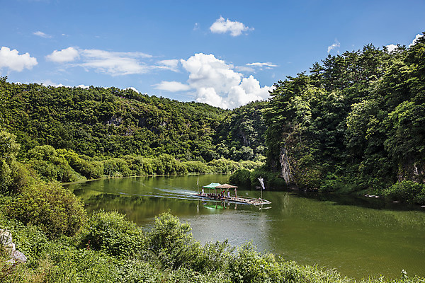 포토 JPG 주간 구름 여행 하늘 한국 풍경 사람없음 야외 관광지 강원도 국내여행 뗏목 영월 선박 한반도지형 선암마을 서강 국내포토 자연요소 아시아 교통수단 수상교통 배_교통 강 명승지 파일형식