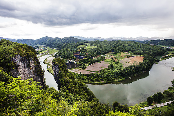 포토 JPG 주간 구름 여행 하늘 한국 풍경 사람없음 야외 관광지 암석 기암괴석 강원도 국내여행 선돌 영월 서강 국내포토 자연요소 아시아 강 돌_바위 바위_돌 파일형식