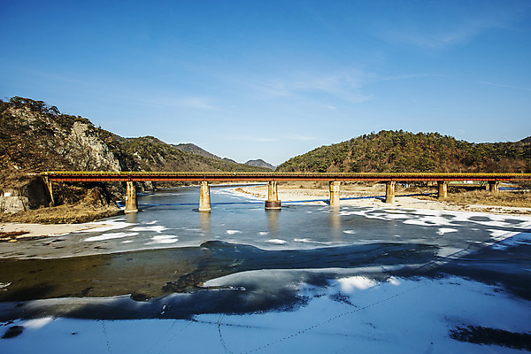 포토 JPG 주간 여행 한국 풍경 사람없음 야외 관광지 강 얼음 눈 원주 강원도 국내여행 가교 국내포토 자연요소 건축물 아시아 날씨 파일형식