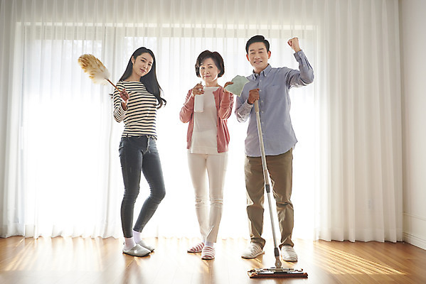 포토 JPG 전신 여자 남자 딸 50대 가족 엄마 주택 실내 서기 앞모습 세명 30대 파이팅 청결 한국인 아빠 먼지떨이 청소 고무장갑 대걸레 대청소 국내포토 뷰포인트 중년 장갑 관계 모션 사람 동양인 내부 건물 장년 위생 청소도구 고무 파일형식