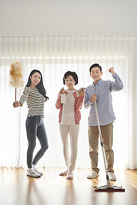 포토 JPG 전신 여자 남자 딸 50대 가족 엄마 주택 실내 서기 앞모습 세명 30대 파이팅 청결 한국인 아빠 먼지떨이 청소 고무장갑 대걸레 대청소 국내포토 뷰포인트 중년 장갑 관계 모션 사람 동양인 내부 건물 장년 위생 청소도구 고무 파일형식