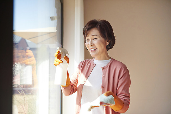 포토 JPG 여자 50대 창문 가족 엄마 주택 실내 한명 서기 미소 상반신 앞모습 청결 한국인 청소 뿌리기 고무장갑 걸레 대청소 세정제 중년여자한명만 국내포토 1 뷰포인트 중년 장갑 관계 모션 표정 사람 동양인 내부 건물 위생용품 위생 청소도구 고무 여자한명만 중년여자만 파일형식
