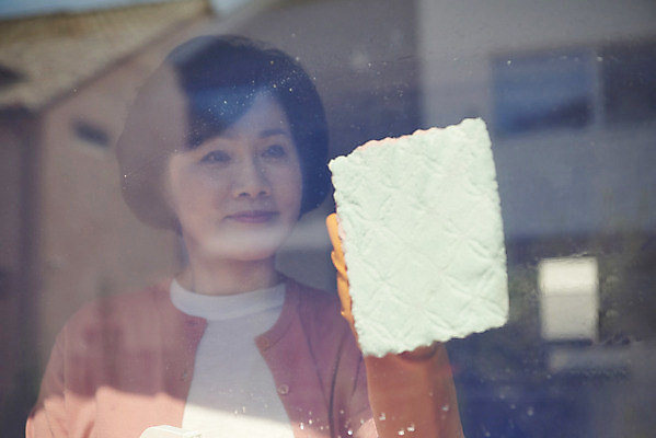 포토 JPG 여자 50대 창문 가족 엄마 주택 실내 한명 서기 상반신 앞모습 청결 한국인 청소 고무장갑 걸레 닦기 대청소 세정제 유리창닦기 중년여자한명만 국내포토 1 뷰포인트 중년 장갑 관계 모션 사람 동양인 내부 건물 위생용품 위생 청소도구 고무 여자한명만 중년여자만 파일형식