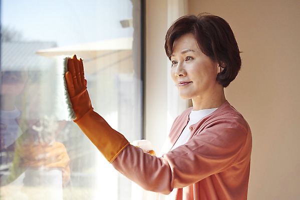 포토 JPG 응시 여자 50대 창문 가족 엄마 주택 실내 한명 서기 상반신 옆모습 청결 한국인 청소 고무장갑 걸레 닦기 대청소 세정제 유리창닦기 중년여자한명만 국내포토 1 시선 뷰포인트 중년 장갑 관계 모션 사람 동양인 내부 건물 위생용품 위생 청소도구 고무 여자한명만 중년여자만 파일형식