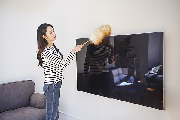 포토 JPG 여자 가족 실내 한명 서기 상반신 옆모습 30대 텔레비전 청결 한국인 먼지떨이 청소 먼지 대청소 먼지털기 성인여자한명만 털기 국내포토 1 뷰포인트 관계 모션 사람 동양인 내부 장년 전자제품 위생 청소도구 여자한명만 성인여자만 파일형식