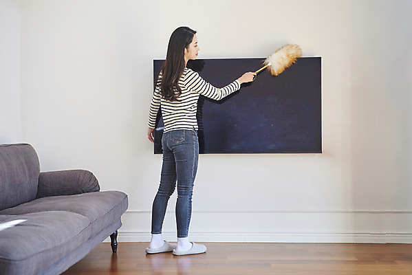 포토 JPG 전신 여자 가족 실내 한명 서기 뒷모습 30대 소파 텔레비전 청결 한국인 먼지떨이 청소 먼지 대청소 먼지털기 성인여자한명만 털기 국내포토 1 뷰포인트 의자 관계 모션 사람 동양인 내부 장년 전자제품 위생 청소도구 여자한명만 성인여자만 파일형식