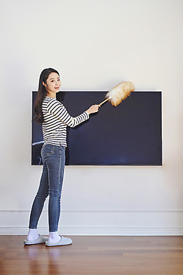 포토 JPG 전신 여자 가족 실내 한명 미소 뒷모습 30대 텔레비전 청결 한국인 뒤돌아보기 먼지떨이 청소 먼지 대청소 먼지털기 성인여자한명만 털기 국내포토 1 뷰포인트 관계 모션 표정 사람 동양인 내부 장년 전자제품 위생 청소도구 여자한명만 성인여자만 파일형식