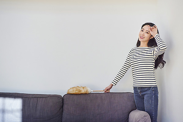 포토 JPG 여자 가족 실내 한명 서기 미소 상반신 앞모습 30대 소파 청결 한국인 먼지떨이 청소 땀 먼지 대청소 먼지털기 힘듦 성인여자한명만 털기 국내포토 1 뷰포인트 컨셉 의자 관계 모션 표정 사람 동양인 내부 장년 위생 청소도구 여자한명만 성인여자만 파일형식