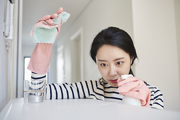포토 JPG 여자 선반 실내 한명 상반신 앞모습 30대 청결 한국인 청소 집중 스프레이 고무장갑 걸레 닦기 대청소 소독 성인여자한명만 국내포토 1 뷰포인트 가구 장갑 컨셉 모션 사람 동양인 내부 장년 위생 청소도구 고무 여자한명만 성인여자만 파일형식