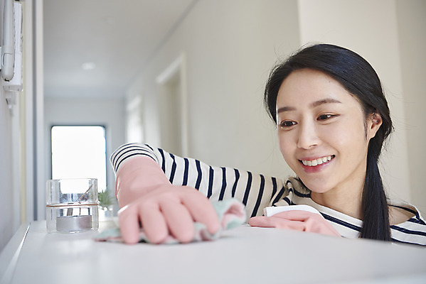 포토 JPG 여자 선반 실내 한명 미소 상반신 앞모습 30대 청결 한국인 청소 고무장갑 걸레 닦기 대청소 소독 성인여자한명만 국내포토 1 뷰포인트 가구 장갑 모션 표정 사람 동양인 내부 장년 위생 청소도구 고무 여자한명만 성인여자만 파일형식