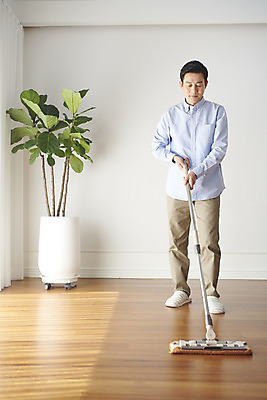 포토 JPG 전신 남자 50대 가사 거실 가족 주택 실내 한명 서기 앞모습 청결 한국인 아빠 청소 닦기 대걸레 대청소 중년남자한명만 국내포토 1 뷰포인트 중년 관계 모션 사람 동양인 내부 건물 위생 청소도구 남자한명만 중년남자만 파일형식