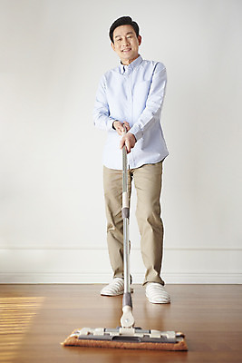 포토 JPG 전신 남자 50대 가사 거실 가족 주택 실내 한명 서기 앞모습 청결 한국인 아빠 청소 닦기 대걸레 대청소 중년남자한명만 국내포토 1 뷰포인트 중년 관계 모션 사람 동양인 내부 건물 위생 청소도구 남자한명만 중년남자만 파일형식