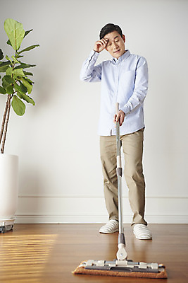 포토 JPG 전신 남자 50대 가사 거실 가족 주택 실내 한명 서기 앞모습 청결 한국인 아빠 청소 땀 닦기 대걸레 대청소 힘듦 중년남자한명만 국내포토 1 뷰포인트 중년 컨셉 관계 모션 사람 동양인 내부 건물 위생 청소도구 남자한명만 중년남자만 파일형식