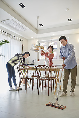 포토 JPG 전신 여자 남자 딸 50대 의자 가족 식탁 엄마 주택 실내 서기 앞모습 옆모습 세명 30대 주방 청결 한국인 아빠 청소 닦기 대걸레 대청소 국내포토 뷰포인트 중년 가구 관계 모션 탁자 사람 동양인 내부 건물 장년 위생 청소도구 파일형식