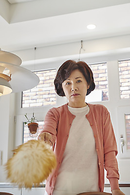 포토 JPG 응시 여자 50대 가족 엄마 주택 실내 한명 들기 상반신 앞모습 청결 한국인 지시 먼지떨이 청소 잔소리 대청소 중년여자한명만 국내포토 1 시선 뷰포인트 중년 관계 모션 사람 동양인 내부 건물 위생 청소도구 여자한명만 중년여자만 파일형식
