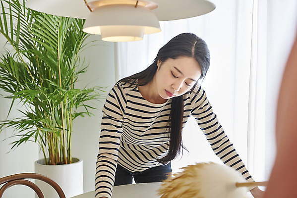 포토 JPG 여자 딸 가족 엄마 주택 실내 한명 상반신 앞모습 30대 주방 청결 한국인 짜증 지시 청소 잔소리 대청소 성인여자한명만 국내포토 1 감정 뷰포인트 관계 모션 사람 동양인 내부 건물 장년 위생 여자한명만 성인여자만 파일형식