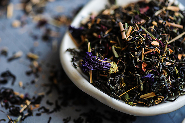 포토 JPG 해외이미지 그릇 꽃잎 근접촬영 사람없음 찻잎 해외202007 해외포토 식기 꽃 뷰포인트 차_음료 파일형식