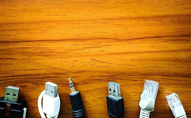 포토 JPG 해외이미지 선 백그라운드 이동 인터넷 통신 모바일 세포 사람없음 스마트폰 핸드폰 컴퓨터 디지털 검은색 힘 장비 정보 흰색 공구 네트워크 플러그 코드 연결 번개 USB 전자 철사 타입 충전 베터리 요금 인터페이스 충전기 하드웨어 해외202007 해외포토 컬러 컨셉 날씨 전자제품 스마트기기 기계 도구 파일형식