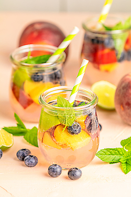 포토 JPG 해외이미지 계절 열매 음료 백그라운드 유리 건강 사람없음 여름 파티 얼음 식사 추위 신선 칵테일 차 달콤 레모네이드 민트 상쾌 블루베리 복숭아 라임 레시피 성분 비타민 채식주의자 카피스페이스 디톡스 해외202007 해외포토 자연요소 식물 감정 과일 재질 주류 이벤트 공백 맛 허브 채식 에이드 영양소 파일형식