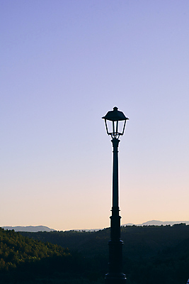 포토 JPG 해외이미지 구름 디자인 여행 건축양식 창문 자연 지붕 거리 굴뚝 풍경 사람없음 야외 파란색 빛 마을 금속 일몰 페인트 등불 도시 그리기 스페인 헬멧 건축가 철 지역 천국 옛날 혼자 해외202007 우호적 해외포토 자연요소 직업 건축 유럽 컬러 컨셉 모션 재질 조명 노을 보호장비 생태계 파일형식