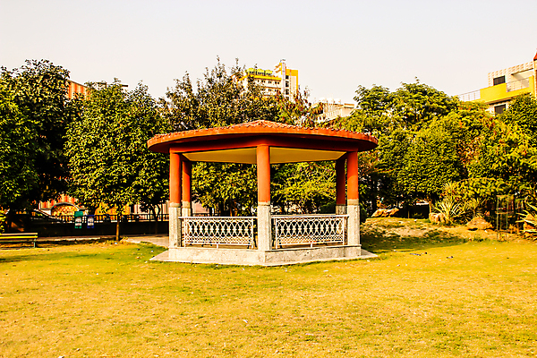 포토 JPG 해외이미지 나무 식물 디자인 외관 공원 유럽 가구 백그라운드 벤치 의자 건축양식 자연 탁자 하늘 휴식 주택 앉기 풍경 잔디 사람없음 야외 건물 목재 장식 빨간색 초록색 여름 파란색 정원 맑음 봄 도시 지역 일반 스타일 해외202007 해외포토 건축물 계절 공공시설 건축 나라 컬러 생활용품 컨셉 재료 모션 날씨 생태계 파일형식