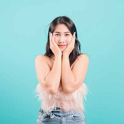 포토 JPG 해외이미지 학생 응시 여자 행복 실내 한명 서기 동양인 기쁨 긍정 해외202007 해외포토 1 시선 감정 컨셉 모션 사람 인종 내부 파일형식